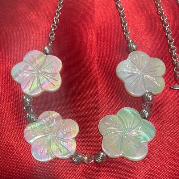 New Shell - Golden Lip Flower Pendants Necklace - Picture 2 of 6